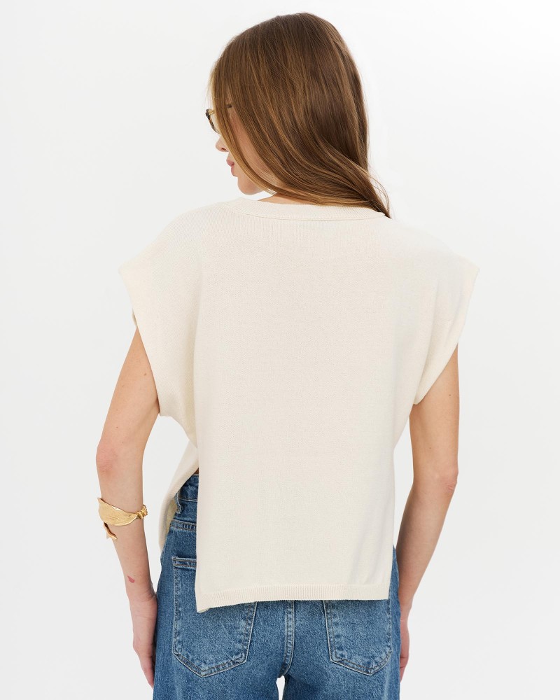 Молочний джемпер з боковими розрізами FASHIONISTA